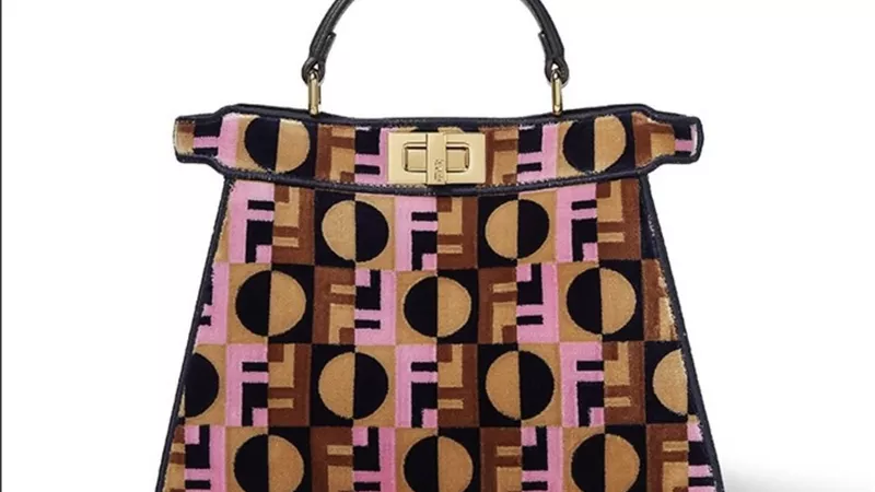 Fendi تطلق حقائب أيقونية تحمل توقيع «إميلي في باريس»