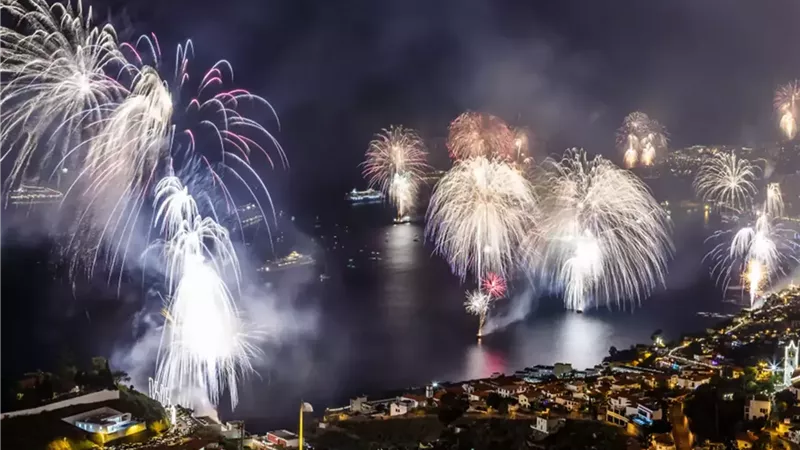 فتح الأبواب والقاء الأثاث.. أغرب طقوس الاحتفال برأس السنة حول العالم