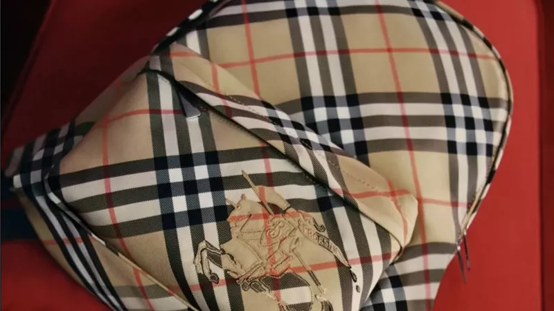 Burberry تستقبل العام الجديد بحقائب الشيك الأيقونية… أناقة ترافق كل رحلة