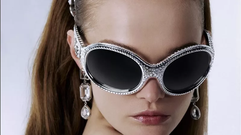أشكال قوية وتفاصيل لامعة: Dolce & Gabbana تعيد تعريف نظارات الموضة
