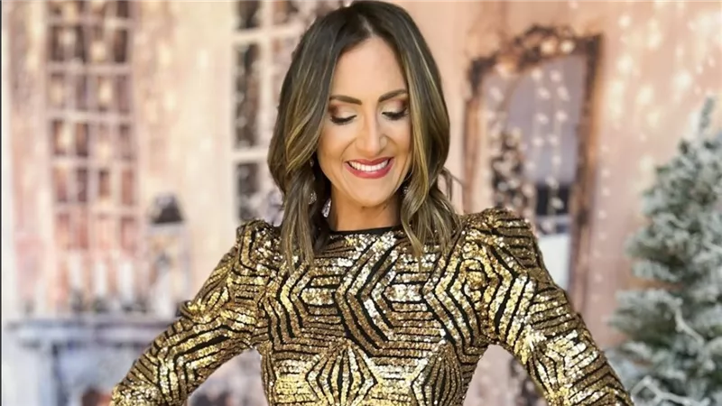 اللون الذهبي يتصدّر إطلالات عيد الميلاد بلمسة من البريق اللامع