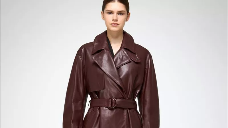 البني يفرض حضوره Brown leather jacket قطعة خالدة تعود بقوة إلى واجهة الموضة