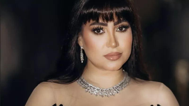 بوسي تخطف الأنظار في أحدث جلسة تصوير بإطلالة أنثوية راقية