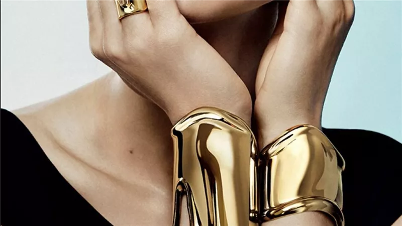 Tiffany & Co. تحتفي بثقة هادئة… أساور وخواتم Bone بتوقيع Elsa Peretti