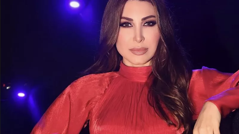 يارا تستقبل العام الجديد بالأحمر… إطلالة مسرحية تجمع القوة والرومانسية