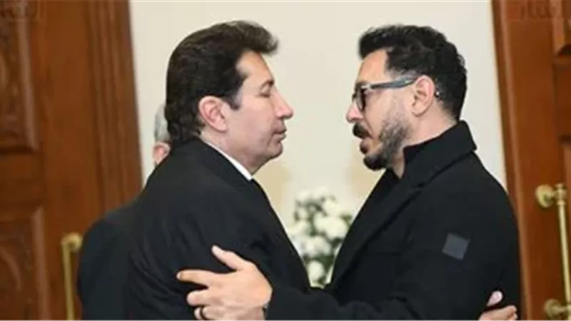 مصطفى شعبان أول الحاضرين في عزاء والدة هاني رمزى