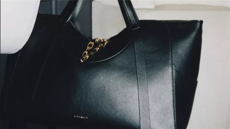 Givenchy تكشف عن حقيبة Snatch… أيقونة جديدة في عالم الإكسسوارات