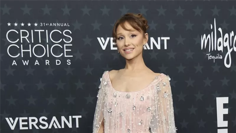 أريانا غراندي تتألق بفستان مخصّص من Alberta Ferretti في Critics Choice Awards 2026