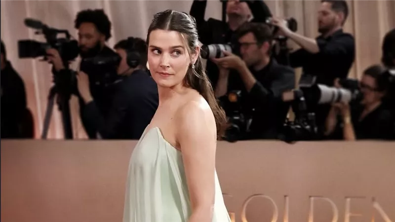 LOEWE يوقّع حضورًا لافتًا بإطلالات ايڤا ڤيكتور وانغا لوسدوتر علي السجادة الحمراء