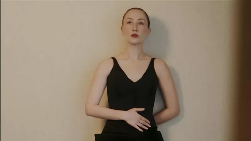 إطلالات مخصصة من لويس فويتون تواكب تتويج نجمات الدراما ابرزهم Erin doherty