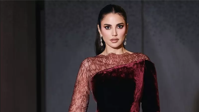 درة تخطف الأنظار بإطلالة برغندية فاخرة في افتتاح Nobu 