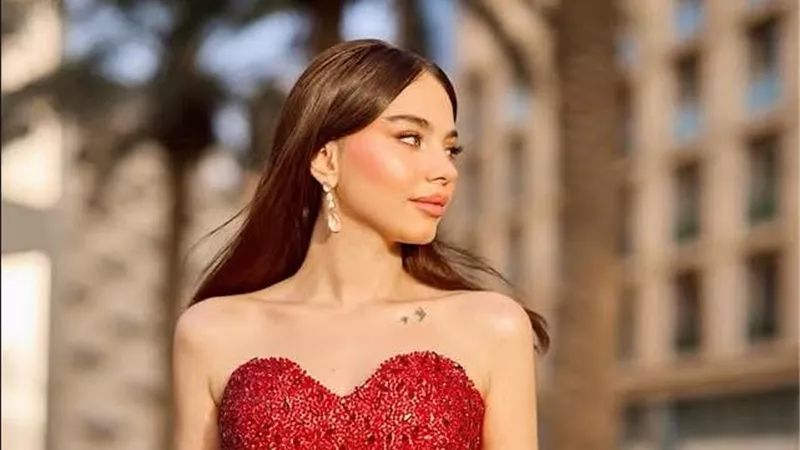 بيسان إسماعيل تتألق بإطلالة لافتة في Joy Awards تجمع بين الجرأة والرقي