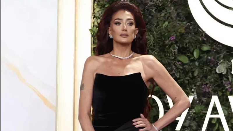 غادة عبد الرازق تتالق بإطلالة سوداء كلاسيكية في حفل جوائز joy Awards 