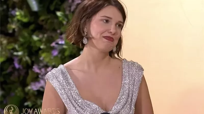 ميلي بوبي براون تفوز بجائزة شخصية العام في Joy awards 2026