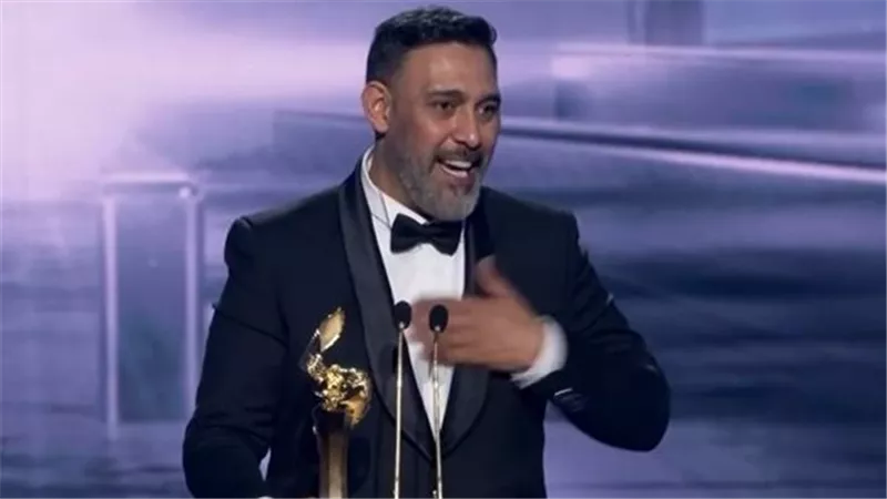 عمرو مصطفى يحصد جائزة صناع الترفيه الفخرية بحفل Joy Awards