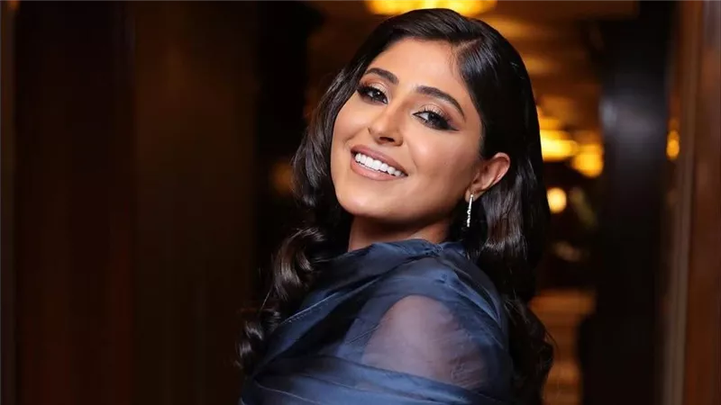 شجون الهاجري تحصد جائزة الفنانة المفضلة عن 