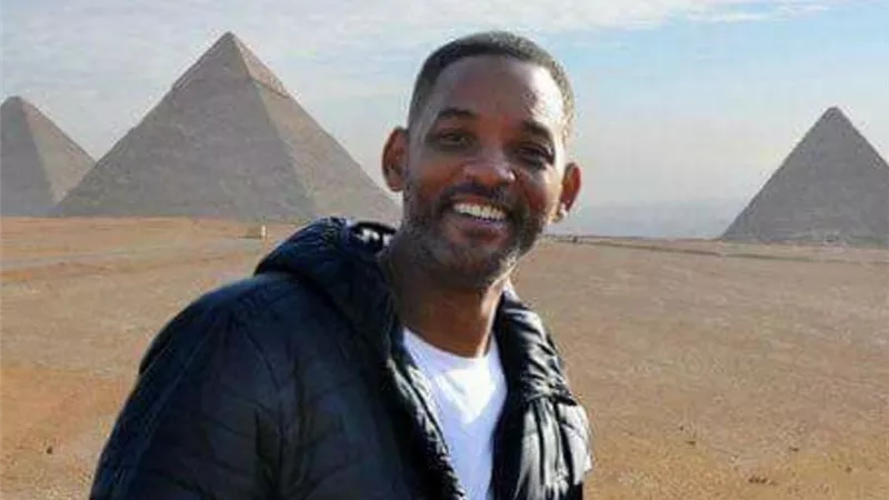 ويل سميث يحتفي بزيارته للأهرامات ويكشف القاعدة 83 لنجوم السينما