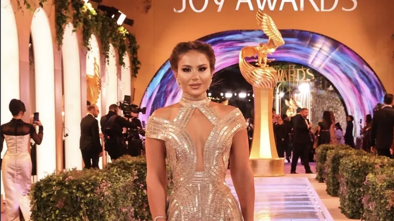 أناقة هوليوودية ولمسة شرقية: ديما قندلفت في Joy Awards بفستان لافت