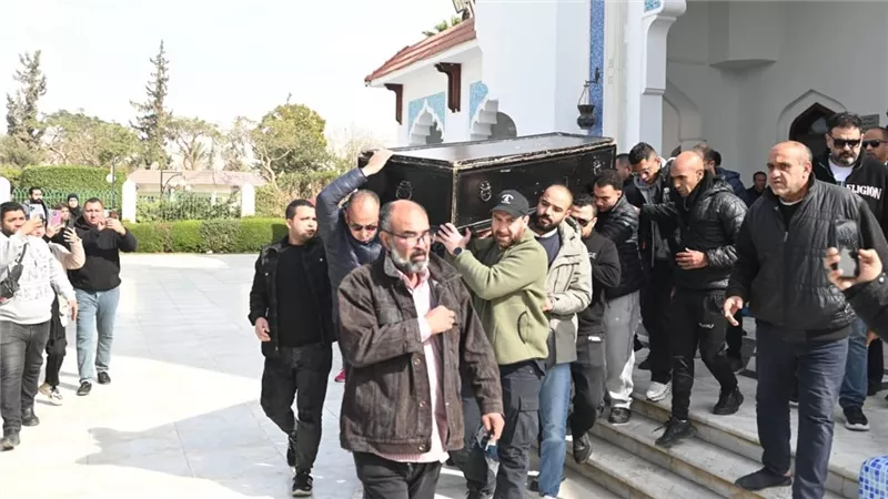 نضال الشافعى يشيع جثمان والدته بحضور خالد جلال وعمرو عبد العزيز