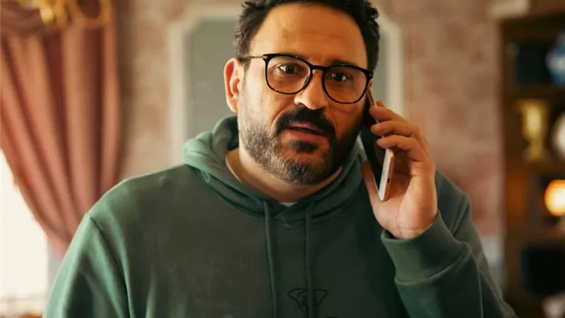 أكرم حسني يعوض غيابه عن دراما رمضان بمسلسل إذاعي 