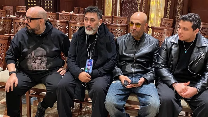 أبرزهم عزيز الشافعي وعمرو مصطفى.. نجوم الفن يقدمون العزاء فى والد الموزع أحمد إبراهيم