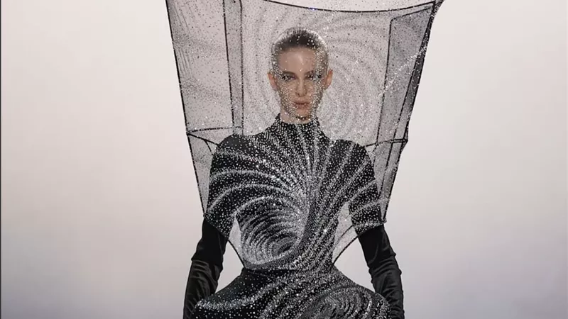 عندما يصبح التطريز لغة تأمل: راهول ميشرا يعيد تعريف الهوت كوتور في باريس 2026 في مجموعته Alchemy