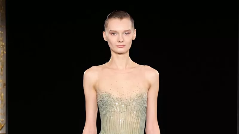 Armani Privé يفتتح فصلاً جديدًا في باريس: أناقة الاستمرارية ولمسة أنثوية مع مجموعة “Jade”