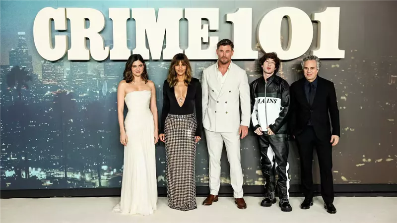 أبطال Crime 101 يحتفلون بعرضه الأول في لندن
