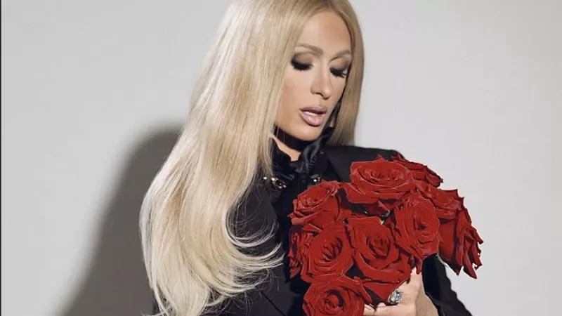 	باريس هيلتون تحتفي بحب الذات في افتتاحية Gucci لعيد الحب