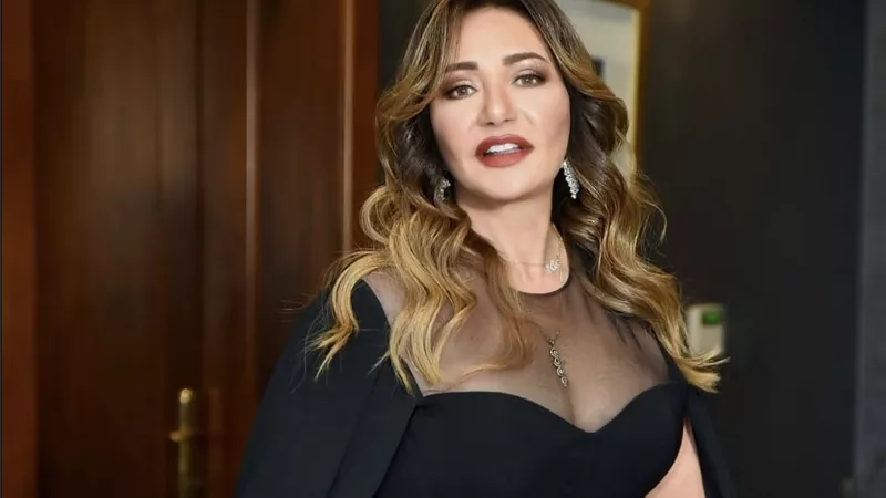 الأسود الكلاسيكي يليق بالأيقونات: ليلى علوي تتألق في فعالية United Media Services
