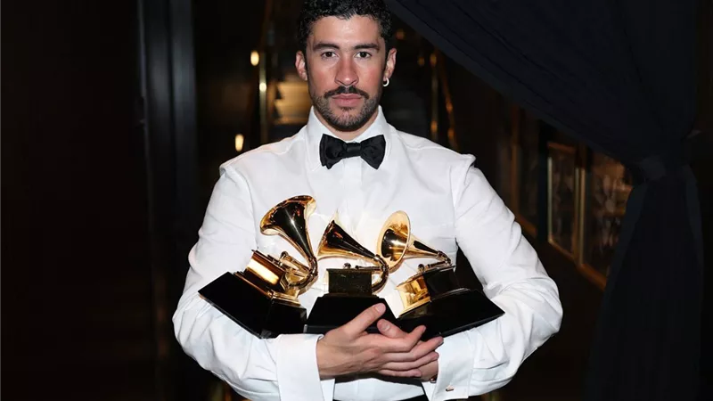 أول ألبوم بالإسبانية يحصد الجائزة الكبرى.. باد باني يصنع التاريخ بـ3 جوائز في حفل Grammys لعام 2026