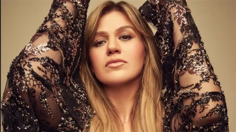 بعد 7 مواسم ناجحة.. كيلي كلاركسون تودع برنامجها The Kelly Clarkson Show