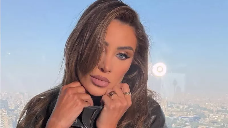MOODS وAGOLDE أنابيلا هلال تتألق بالميتاليك اللامع بالتعاون مع 