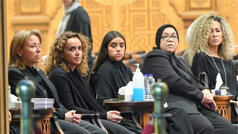 أحمد حاتم و محمد ممدوح ونور النبوي.. نجوم الفن يقدمون واجب العزاء في والد علا رشدي