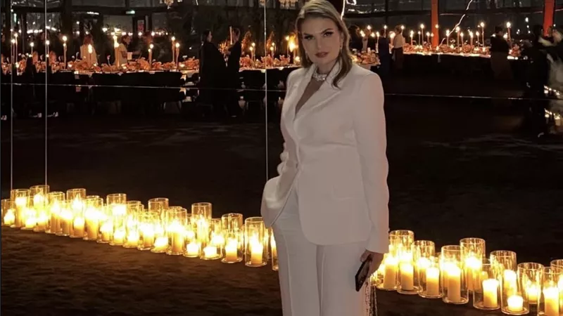 يسرا تتألق بالأبيض العاجي في أمسية فاخرة مع Cartier