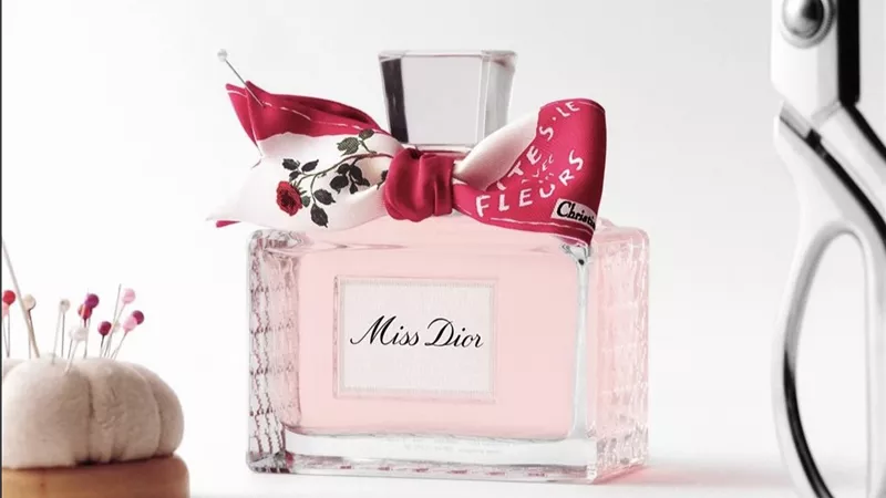 لمسة حريرية فاخرة تزيّن زجاجة Miss Dioramour الأيقونية