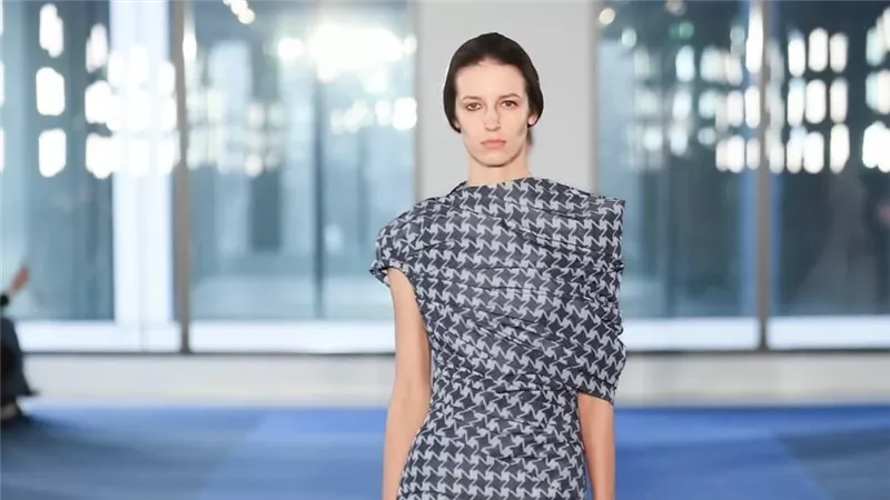  Proenza Schouler تحتفي بالقوة الأنثوية في مجموعة خريف 2026 في اسبوع الموضة في نيويورك