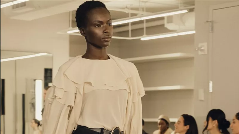 Altuzarra ينسج دراما إسبانية أنيقة في أسبوع الموضة في نيويورك