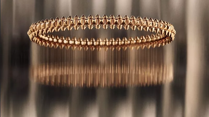 كارتييه تكشف عن تصاميم Clash de Cartier بهندسة جريئة ومرنة