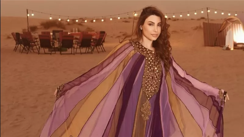 يارا تتوهج في قلب الصحراء بإطلالة مستوحاة من ألوان الغروب