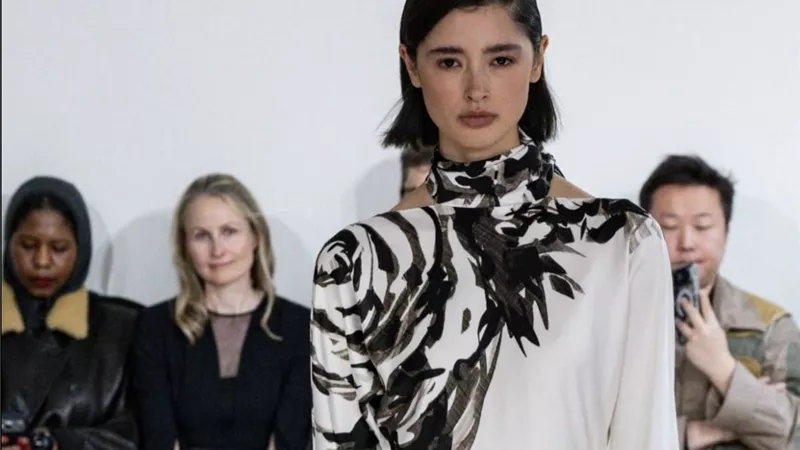 Emilia Wickstead تعيد كتابة التاريخ في مجموعة خريف وشتاء 2026 من لندن  
