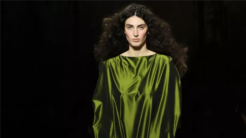 تعاون جديد يجمع Simone Rocha وAdidas على منصة London Fashion Week