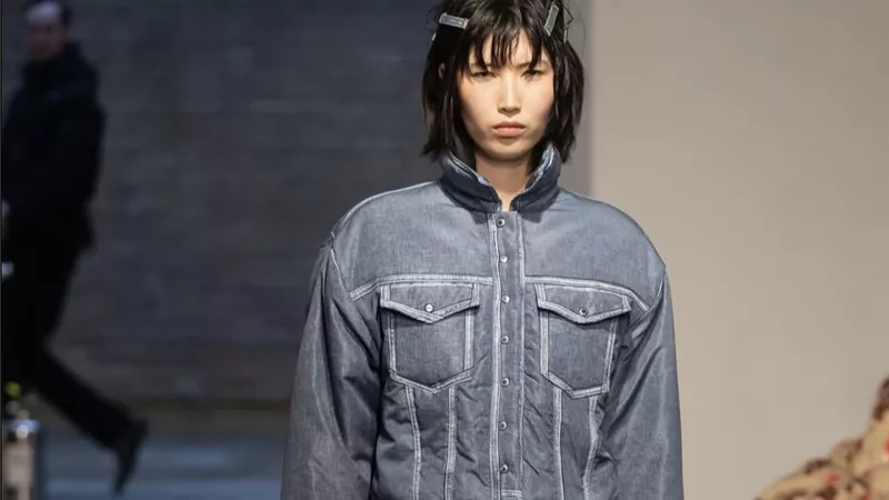 KSENIASCHNAIDER تكشف عن “DENIM WORKSHOP” في أسبوع الموضة بلندن… 