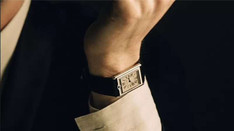 ساعة Tank Basculante من Cartier تكمل إطلالة بول ميسكال في لندن