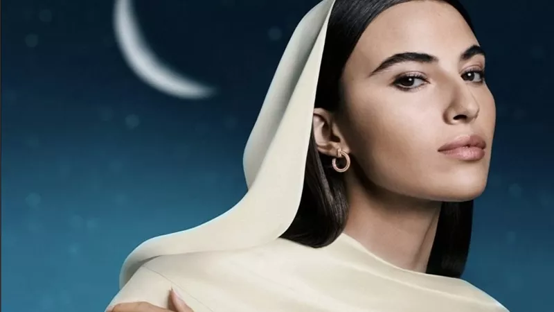 Tiffany & Co. تكشف عن حملتها الرمضانية 2026 تحت شعار «تحت هلال واحد»