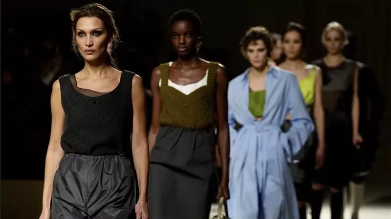  Prada تعيد صياغة الأنوثة المعاصرة ضمن فعاليات أسبوع الموضة بميلان