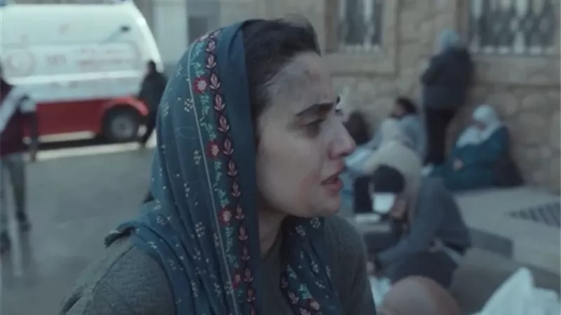 سارة يوسف تطلب مصحف من منة شلبي بعد اصابتها بالقصف في الحلقة الثانية من 