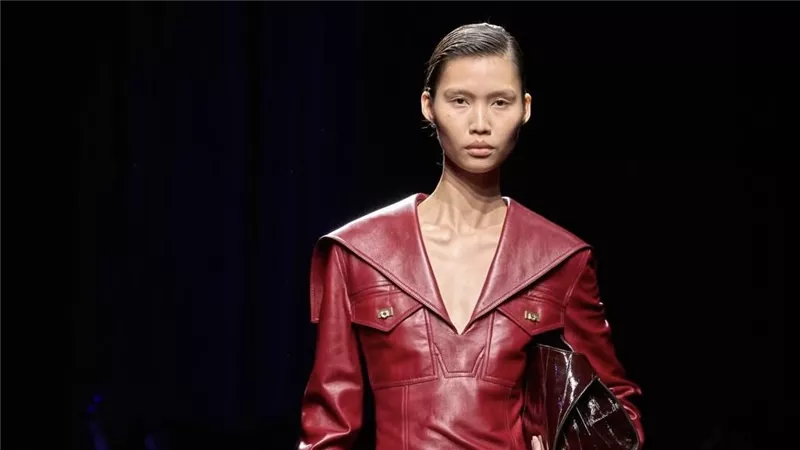 Ferragamo تعيد صياغة الكلاسيكية برؤية معاصرة في ميلانو