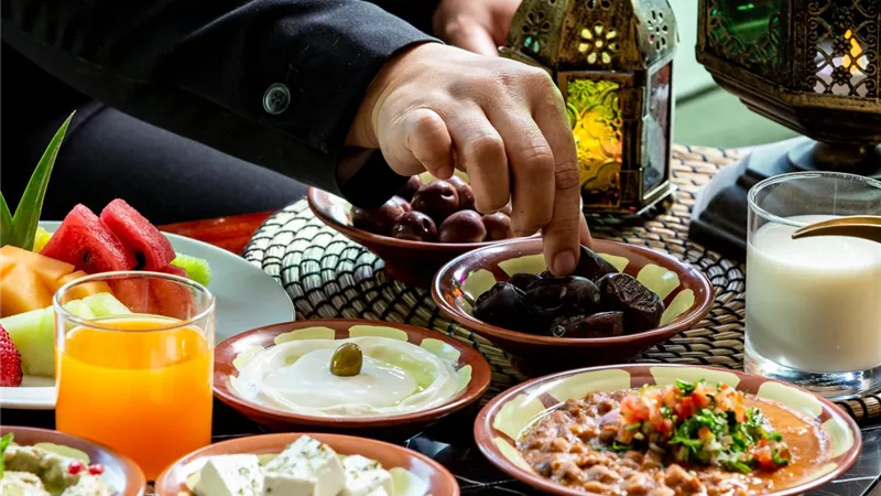 أخطاء صحية شائعة على مائدة الإفطار تدمّر فوائد الصيام