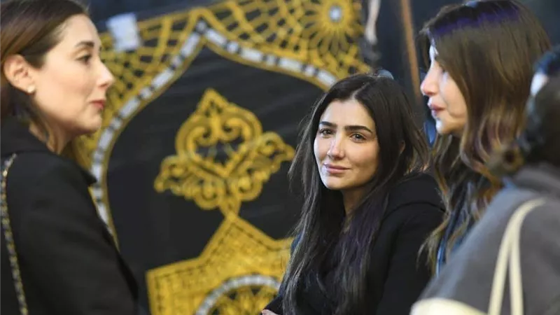 منة شلبي وغادة عبدالرازق وعمرو يوسف ويسرا.. نجوم الفن في عزاء والد مي عمر